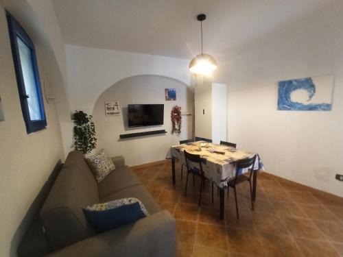 uma sala de estar com um sofá e uma mesa em Casa Vacanze Smeralda Amalfi Coast em Vietri