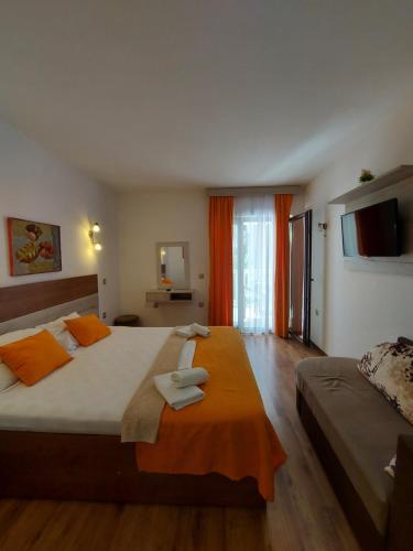 ein Schlafzimmer mit einem großen Bett mit zwei Handtüchern darauf in der Unterkunft VILA MAKA in Budva