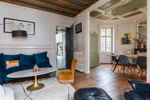 un salon avec un canapé bleu et une table dans l'établissement Maison d'exception en plein coeur de Nantes, à Nantes