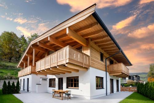 uma casa com um deque e um pátio em Garten Suite Kirchberg by Alpine Host Helpers em Kirchberg in Tirol