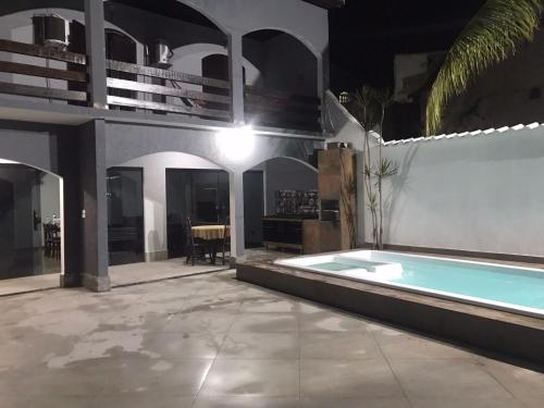 una piscina en medio de una casa en Linda casa com piscina de frente para Praia Grande em Arraial do Cabo-Rj, en Arraial do Cabo