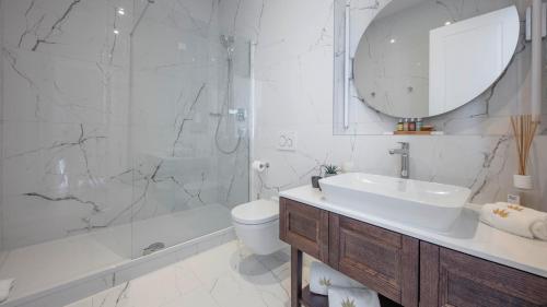 a bathroom with a sink, toilet and bathtub at Royal Neptun Hotel in Dubrovnik