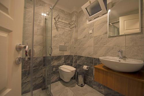 Ванная комната в GRAND EMİR HOTEL SPA