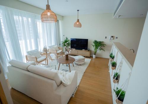 Nasma Luxury Stays - Serene Apartment With Balcony Steps From The Sea