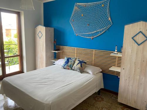 a bedroom with a blue wall and a bed at B&B Lucius in Pompei