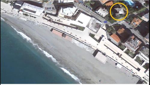 eine Luftansicht auf einen Strand mit einem gelben Kreis in der Unterkunft Villa Schiaffino Appartamento al Primo Piano in Deiva Marina