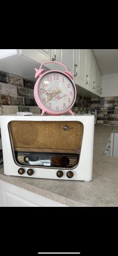 a pink clock sitting on top of a counter at Apartman Maki in Sarajevo