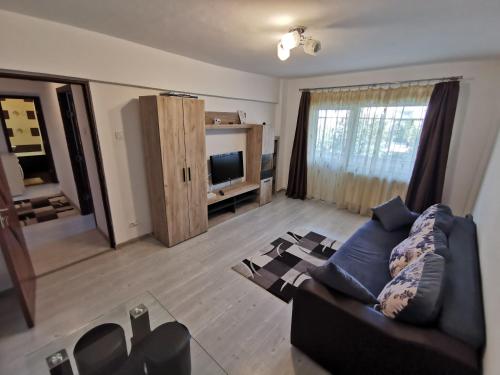 a living room with a couch and a tv at Apartament VREvents in Deva