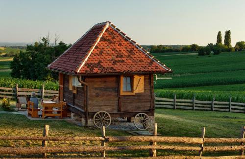 mały domek na polu obok płotu w obiekcie Tiny house AMBAR w mieście Starčevljani