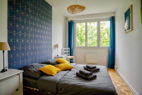 une chambre avec un lit avec des serviettes dessus dans l'établissement Charmant T2 lumineux ► Centre-Ville ► Tout équipé, à Saumur
