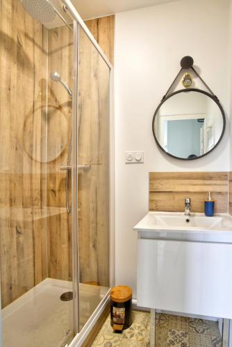 une salle de bain avec une douche, un lavabo et un miroir dans l'établissement Charmant T2 lumineux ► Centre-Ville ► Tout équipé, à Saumur