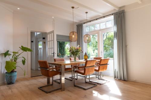 uma sala de jantar com mesa e cadeiras em de Zuiderstolp em Zuidermeer