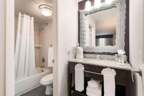 Clarion Inn & Suites Across From Universal Orlando Resort Image