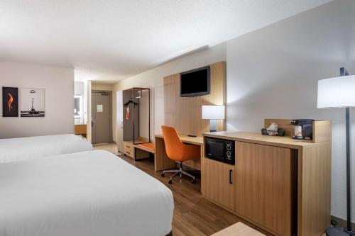 Habitación de hotel con cama y escritorio en Comfort Inn & Suites Nashville Downtown - Stadium, en Nashville