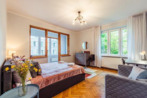 1 dormitorio con 1 cama y 1 sofá en Beach House Escape en Gdynia