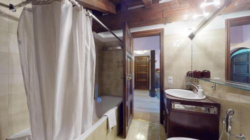 ツェエリーナにあるSte 10のバスルーム(シャワー、洗面台、トイレ付)