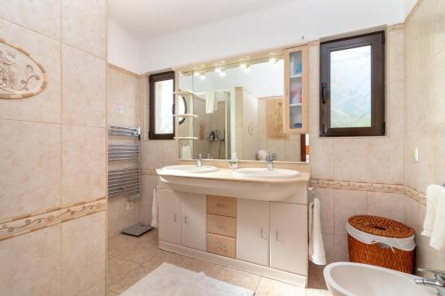 bagno con lavandino e specchio di Casa Santa Barbara a Carvoeiro