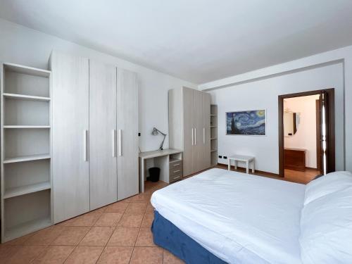 En eller flere senge i et værelse på Amply Lit Harmony Home Via Brocchi