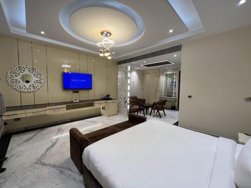 Postel nebo postele na pokoji v ubytování Lime Tree Hotel and Banquet Greater Noida