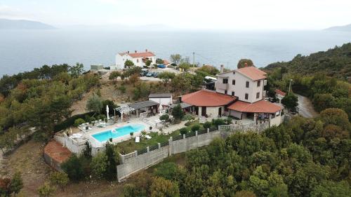uma vista aérea de uma casa com piscina em Casa Perla Holidays em Juraši