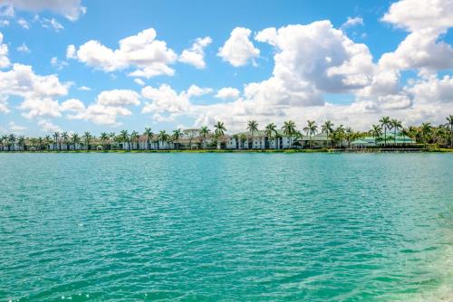 - une vue sur une grande étendue d'eau avec des palmiers dans l'établissement Bright and Modern Apartments at Palm Trace Landings in South Florida, à Davie