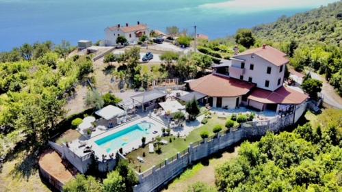 widok z lotu ptaka na dom z basenem w obiekcie Casa Perla Holidays w mieście Juraši