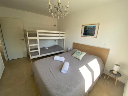sypialnia z łóżkiem z dwoma ręcznikami w obiekcie Villa Camille w mieście Prunelli-di-Fiumorbo