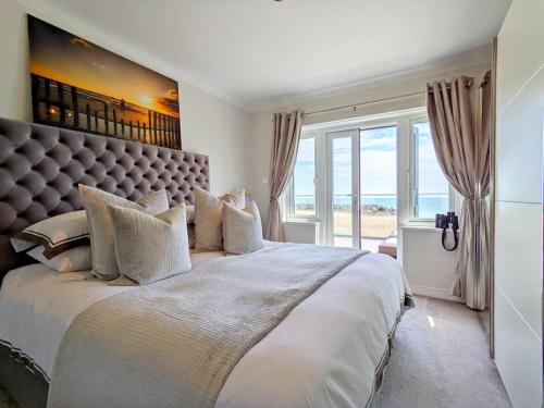 Postel nebo postele na pokoji v ubytování Stunning seafront 5 bed house