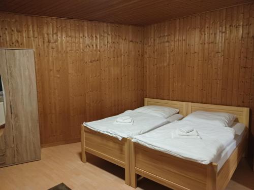 מיטה או מיטות בחדר ב-Ruhige freistehender Bungalow mit Parkplatz