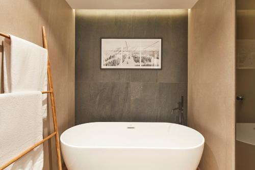 Bilik mandi di Hotel MIM Baqueira Luxury & SPA