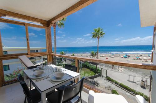 サンアグスティンにあるVv - San Agustín Seaview Apartmentのビーチの景色を望むダイニングルーム(テーブル付)