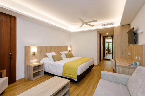 Cama o camas de una habitación en PortBlue Club Pollentia Resort & Spa
