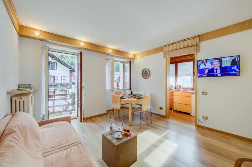 TV a/nebo společenská místnost v ubytování Monterosa Cozy Apartment 200m From Ski - Happy Rentals