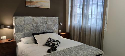 MallaviaにあるEspacioso apartamento en el corazon del Pais Vascoのベッドルーム1室(大きなベッド1台、大きな窓付)