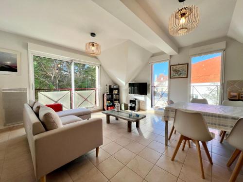 un salon avec un canapé et une table dans l'établissement COC - L'Annexe, à Wissant