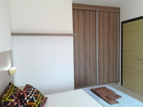 um quarto com uma cama com uma porta de vidro deslizante em Residence Por Do Sol, Praia Cabral, Boa Vista, Cape Verde, FREE WI-FI em Sal Rei