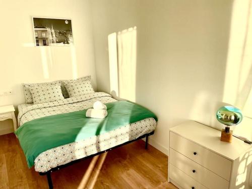 a small bedroom with a bed and a night stand at Appartement en résidence calme / Puteaux - La Défense in Puteaux
