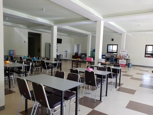 una clase con mesas y sillas en una habitación en Hotel Larensia, en Labuan Bajo