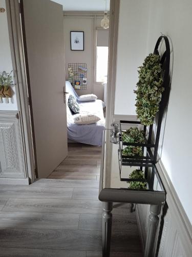 uma escada com uma cadeira com um vaso de plantas em HOTE MERLIMONT em Merlimont