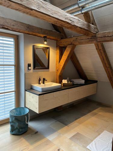 - une salle de bains mansardée pourvue d'un lavabo dans l'établissement Ferienwohnung Ottobeuren, à Ottobeuren