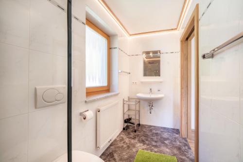 uma casa de banho com um WC e um lavatório em Ferienwohnung Lazins em Pfelders