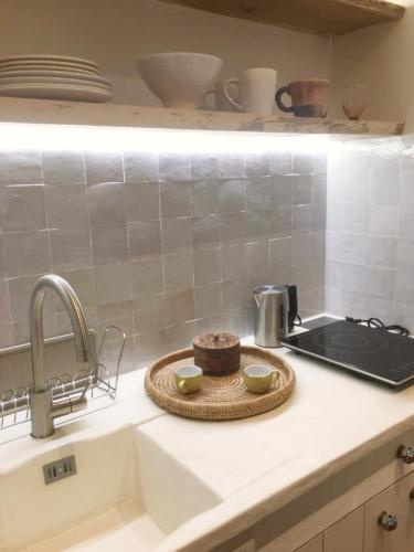 - un gâteau sur une plaque sur un comptoir de cuisine dans l'établissement EtoileduVentoux - Nyons Vaison la Romaine - 2pers, à Piégon