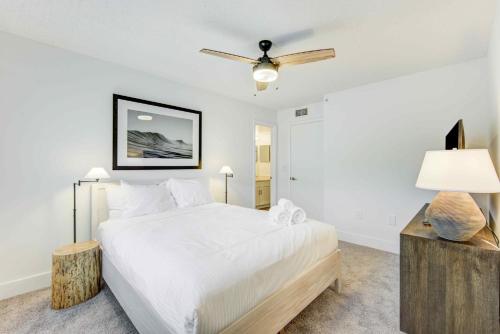 a bedroom with a bed and a ceiling fan at Tucker at Palm Trace Landings Fort Lauderdale in Davie