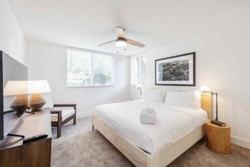 Habitación blanca con cama y escritorio en Stunning Centrally Located Apartments at New River Cove in South Florida en Fort Lauderdale