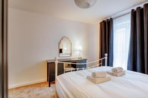 1 dormitorio con 1 cama con 2 toallas en Modern Apartment in City Centre I Pass The Keys, en York