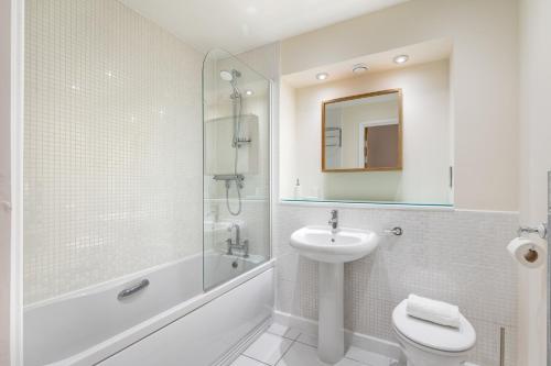 y baño con lavabo, aseo y ducha. en Modern Apartment in City Centre I Pass The Keys, en York