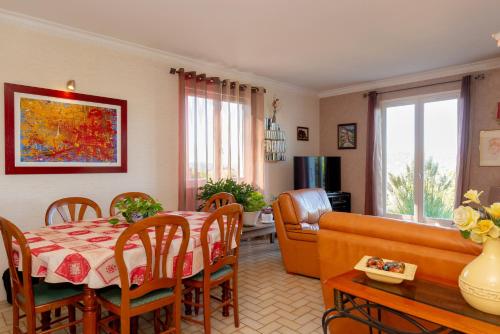 un salon avec une table et un canapé dans l'établissement Maison dans un parc de verdure, à Verthemex