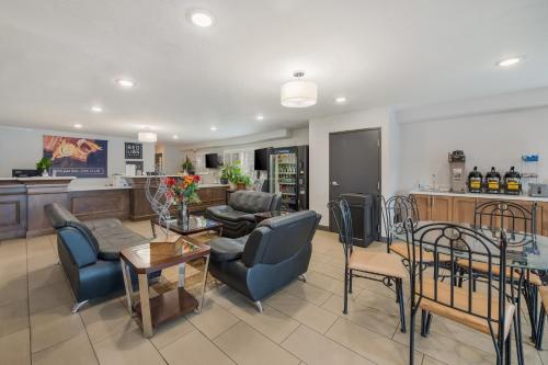 Кухня или мини-кухня в Red Lion Inn & Suites Ontario
