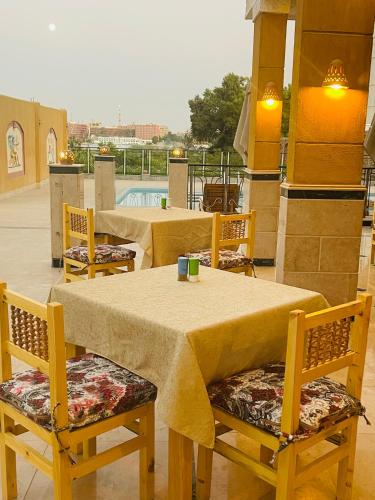 Bazén v ubytování Jewel Howard Carter Hotel nebo v jeho okolí