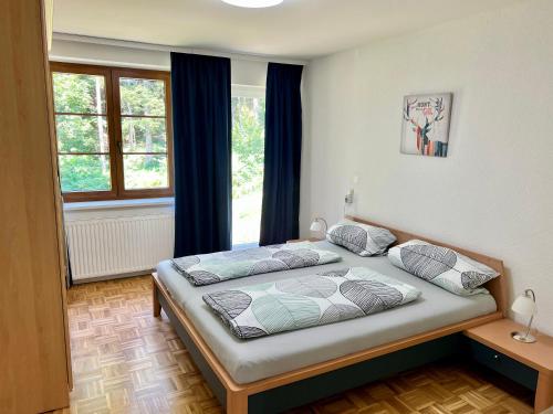 um quarto com uma cama e uma janela em Ferienhaus Lebenskraft em Pfaffetschlag